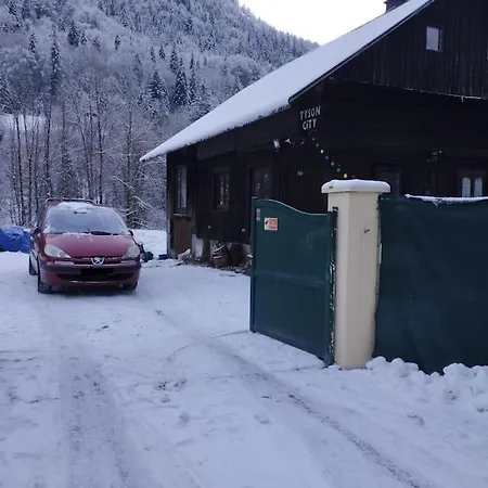 8 Personnes + Grand Terrain Et Riviere