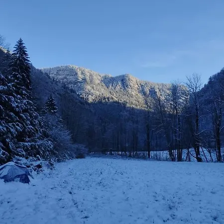 8 Personnes + Grand Terrain Et Riviere