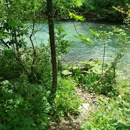 8 Personnes + Grand Terrain Et Riviere